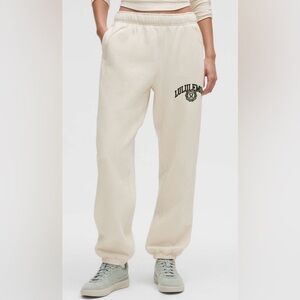 Lululemon NWT Scuba Mid Rise Oversized Fleece Joggers Graphic Ivory Size S